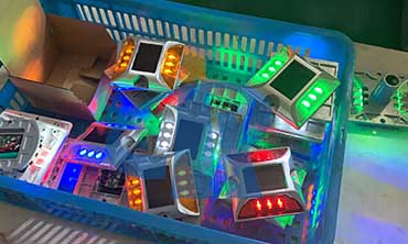 solar studs